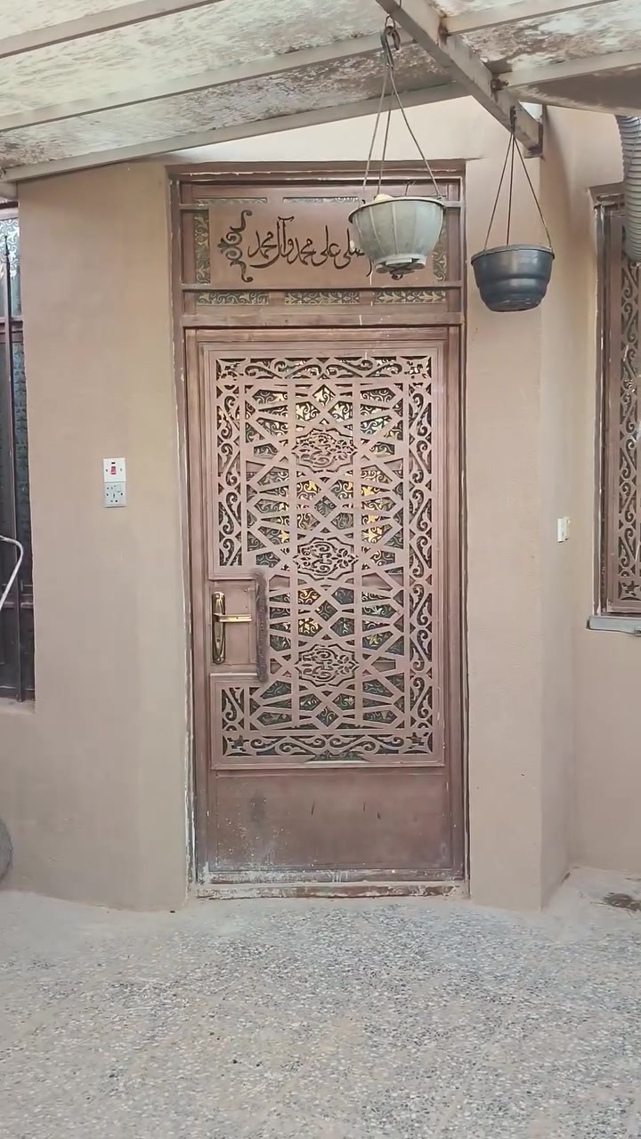 السلام عليكم دار للبيع في بغداد العبيدي شهداء الاولى قرب مدرسه رفيده مساحه ١٠٠متر كامل من كل الخدمات ماء كهرباء وغيرها قريب على الشارع السعر 50وبي ومجال للشراي البيت تجاوز الرقم‏‪***********‬‏
