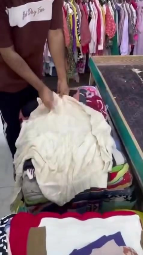 العنوان بابل الإسكندرية شارع المعمل مجاور مصرف الرافدين اسم محل احمد باله *********** لا يوجد فرع ثاني فقط محل واحد بل الإسكندرية وقت دوام من ساعه 3 عصر الي 12 بليل لا يوجد حجز للملابس لا يوجد خدمه توصيل يوجد عدنا كسر بالات يوميا٧
