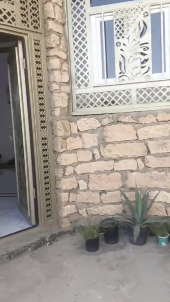 دار للبيع 200 متر طابو صرف في الرمادي ال٧ كيلو قرب على جامع النور  غير كامل من الخارج 

السقوف نضام چبس 

البوب نضام لاستيك عازل 

الشبابيك حديد الفردات pvc 

تاريخ البناء ٢٠٢٥ 

ديوانيه 

هول 

كلدور 

مطبخ 

صاله 

غرفتين 

رقم القطعه 20582 

تتوفر كافة الخدمات 

السعر ٧٠ مليون قابل للتفاوض

***********

