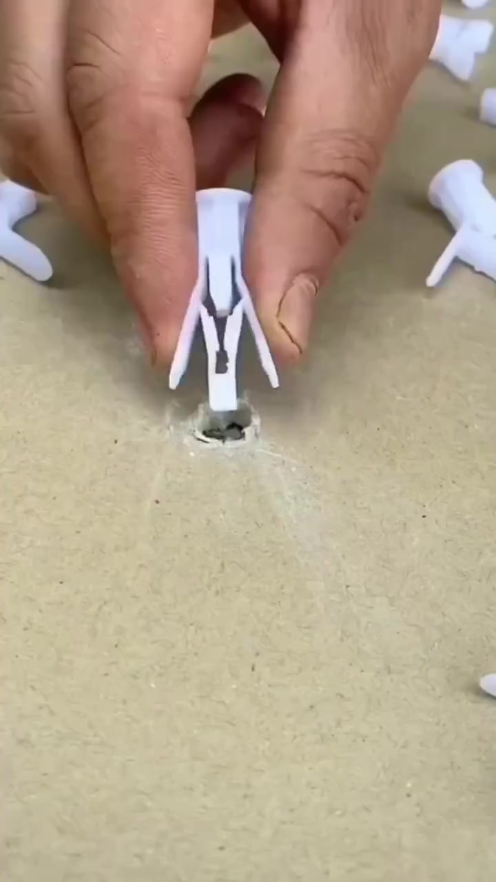 🔥 الحل الأمثل والأقوى للتثبيت على الجبسن بورد والجدران المجوفة! 🔥
🔥 باشترین و بەهێزترین چارەسەر بۆ بەستنی شتومەک لەسەر جپسن بۆرد و دیواری بۆش! 🔥
​🇮🇶 بالعراقية:
​تعبت من الفيشر العادي اللي يملخ الجدار ويوقع؟ 🛠️
وفرنا لكم فيشر الفراشة التكتيكي للجبسن بورد والجدران المجوفة، الحل الذكي والسريع لتثبيت الشاشات، الأرفف، اللوحات، والديكورات بكل أمان وبدون ما يخرب الجدار.
​✨ مميزات المنتج:
✅ تصميم الفراشة الذكي: ينفتح من خلف اللوح بالكامل ليوزع الوزن ويمنع الإفلات أو السحب.
✅ ثبات عالي وجبار: يمسك بقوة في ألواح الجبسن بورد، الخشب المضغوط (MDF)، والجدران المجوفة.
✅ سهل وسريع بالتركيب: ينكبس بالفتحة ويتثبت بالبرغي بكل سهولة باستخدام الدرل أو المفك.
✅ يحافظ على ديكورك: يمنع تشقق الجبس أو توسع الفتحات.
​☀️ بە کوردی (شێوەزاری هەولێر):
​بێزار بووی لە فیشەری ئاسایی کە دیوارەکەت تێکدەدات و بەردەبێتەوە؟ 🛠️
بۆ ئێوەمان هێناوە فیشەری پەپوولەیی بۆ جپسن بۆرد و دیواری بۆش، چارەسەرێکی زیرەک و خێرا بۆ بەستنی شاشە، ڕەفە، تابلۆ و دیکۆرات بە تەواوی ئارامی و بێ ئەوەی دیوارەکەت تێکبدات.
​✨ تایبەتمەندییەکانی بەرهەم:
✅ دیزاینی پەپوولەیی زیرەک: لە پشتی تەختەکەوە بە تەواوی دەکرێتەوە بۆ دابەشکردنی کێش و ڕێگری لە کەوتن.
✅ ڕاگرتنی زۆر بەهێز: بە جێگیری دەمێنێتەوە لەسەر جپسن بۆرد، تەختەی (MDF) و دیواری بۆش.
✅ بەستنی ئاسان و خێرا: بە ئاسانی دەچێتە ناو کونەکەوە و بە درێل یان دەستەوانە (مفك) دەبەسترێت.
✅ پاراستنی دیکۆرەکەت: ڕێگری دەکات لە شەقبوونی جپس یان گەورەبوونی کونەکە.
​📦 البيع جملة ومفرد / فرۆشتن بە کۆ و تاک
🚚 خدمة التوصيل متوفرة لجميع محافظات العراق / گەیاندن هەیە بۆ هەموو پارێزگاکانی عێراق
​📞 للطلب والاستفسار / بۆ داواکردن و زانیاری زیاتر:
يرجى المراسلة على رسائل الصفحة أو الاتصال بنا على الأرقام التالية:
📱 ***********
📱 ***********
​📍 العنوان / ناونیشان:
[أدخل عنوان المحل / ناونیشانی شوێن]
​#محلات_عالم_البراغي #فيشر_فراشة #جبسن_بورد #أدوات_بناء #براغي #توصيل_لكافة_المحافظات #عێراق #هەولێر #جپسن_بۆرد #فیشەر
