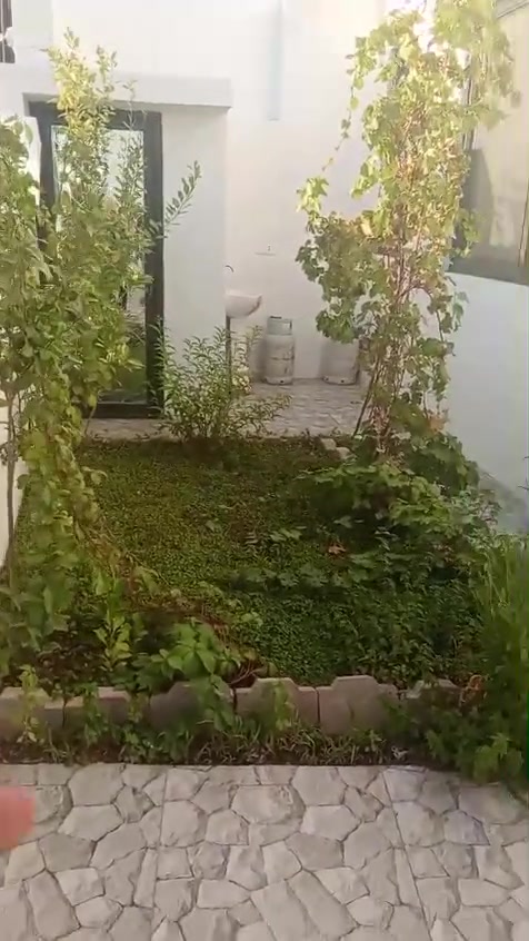 سلام عليكم بيت لليجار 180م ركن قرب جسر عرفة طابقين صفر يتكون الطابق الاول من حديقة كراج تواليت خارجي مطبخ حار وبارد  استقبال صالون و نوم والطابق الثاني يتكون من ثلاثة غرف نوم وصحيات وبلكونات  ايجارة 500الف وتئمينات 500ماء كهرباء علينا وبيها نظام كاميرات اي استفسار الاتصال ***********
