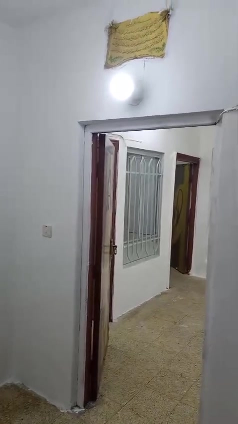 سكن لعاءلة صغيرة 
للايجار من يد صاحب البناية شقة غرفتين و هول و خدمات و بالكونة بالطابق الثاني في البياع شارع عشرين سوق الاولى مجاور بناية صيرفة الطيف المشاهدة بين الرابعة و الخامسة عصرا بعد الاتصال ***********
