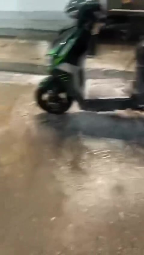 دراجه شحن 6 بطاريات نضيفه بيها شخوط قليل متروكه صارلها شهر  يحتاجلها فقط بطاريات الباقي كله شغال وبصمتين وبيها صندوك السعر 500 وبيها مجال الاستفسار*********** مكاني تنوّمه
