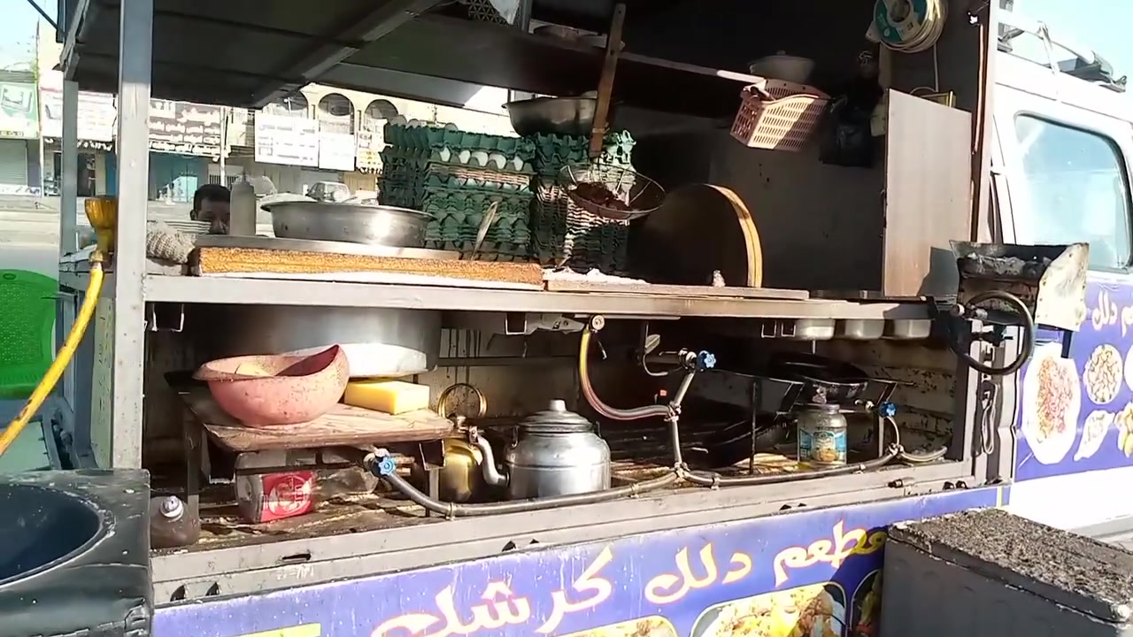 السلام عليكم ورحمه متاح سياره مطعم لبيع السيارة جاهزة من كلشي على يدي طباخات العداد ٥ بلاكات ٨ وكراسي ١٠  وطاوت كبيرة وصغيرة وأدوات كامله صالي الأربع اشهر من سوتها يعني تجي وتفتح ريكات صباحيه وغدا هم موجود مكان بيها تلغي المخزن وتخلي بيها السعر المطلوب سته.مليون وبيها مجال بسيط والاستفسار الاتصال على الرقم الموجود *********** وبي وتساب
