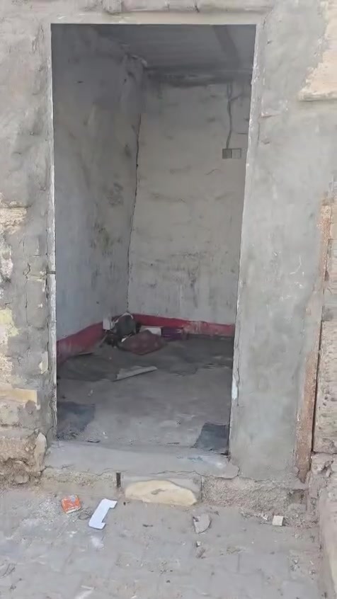 سلام عليكم حبايب عدي بيت للايجار
مكانه بل حيانيه مقابيل المعهد التقني ابد لايمك جار ولاشي عشارع العام يتكون من غرفه ومطبخ وحمام مال 💰 عائله صغيره وسعر ايجاره 175 
قفل 🔒 *********** بي واتساب واتصال
