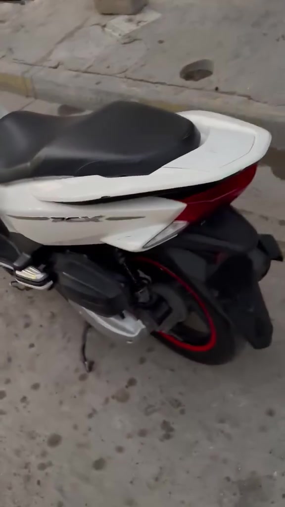 سلام عليكم pcx جيل الثاني ياباني 
دراجه كارتونه كفاله عامه كفاله من الويل الخلفي لويل الامامي دراجة ماشيه 39الف 
عنواني بغداد 
رقم الهاتف ***********
