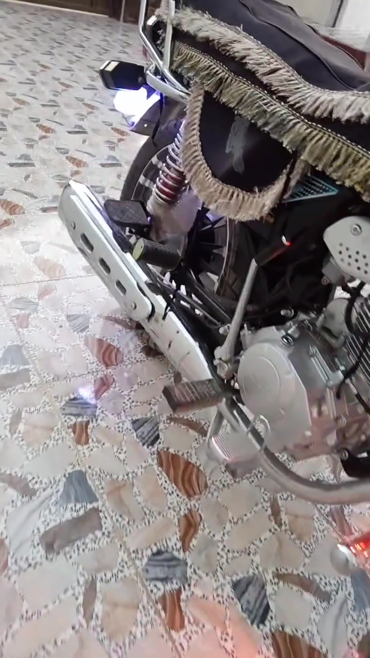 دراجة سولنك 25 محرك 200 جاكوج بعده جديد صار شهر ونص كاملة درع صندوك فرشه بومات وصلت 900
***********
