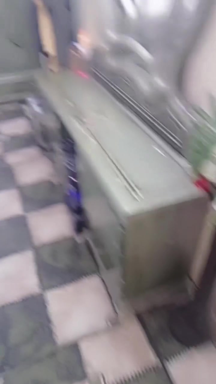 السلام عليكم 
بيت تجاوز بالحسينيه قريب عالشارع العام يم سيد عبود ابو التكاتك نضيف وخدماته  كامله مي وكهرباء ومجاري  مساحته ١٠٠م متكون من غرفتين واستقبال وهول ومطبخ وحمام 
اي استفسار متواجد عالرقم والواتساب 
***********
