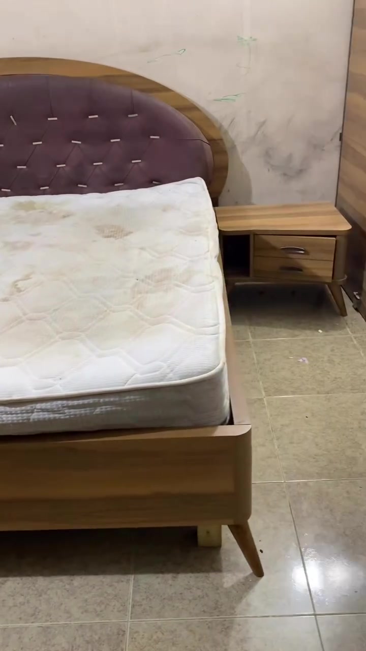 غرفه مستعمله نضافه ٩٠ تركيه درجه اوله للبيع وثلاجه نضيفه وتخم نضيف وسبلت مستعمل طنين وغراض نواعم ميز طعام وكراسي رقم الهاتف ***********  سعر لغرفه ٢٥٠ الف
