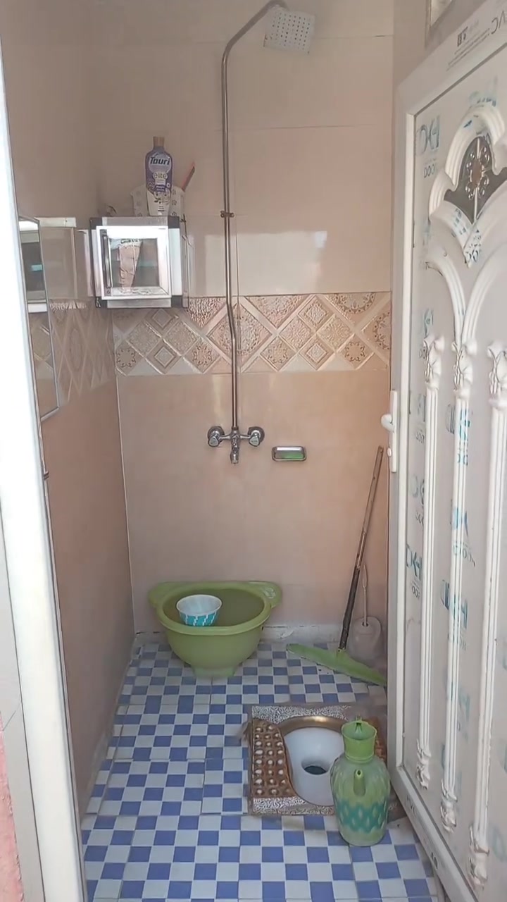 السلام عليكم بيت للبيع المساحه 200 متر قرب مضيف ابو صلاح المياحي الاستفسار ***********
