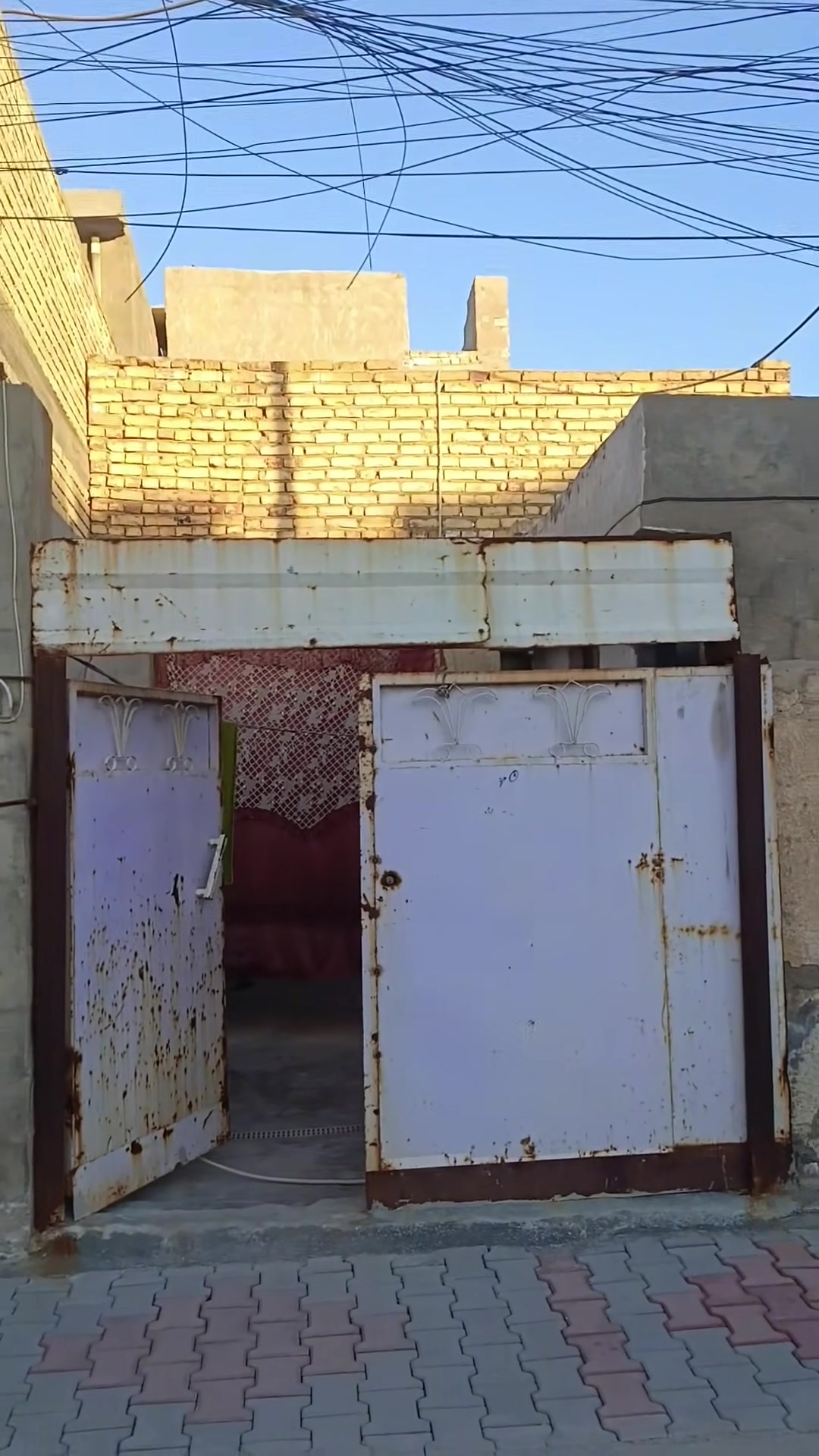 منزل ١٠٠م • طابق ونص • قريب شارع ابو سمير