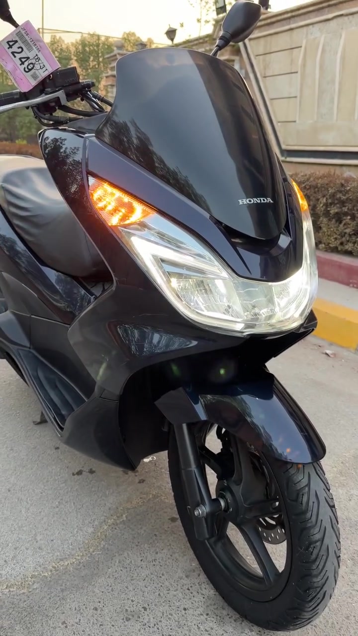 السلام عليكم

للبيع pcx جيل الثاني

بحالة الوكالة شرط  

حجم المحرك 150

عداد مسافة 13 الف 

تدفئه بليدات 

تايرات اصلي مالته 

الدراجة كفالة عامه من كلشي 

كفالة ع وضع معرض تجي وتشوف بنفسك ماخذه صار 3 اشهر 

رقمي ***********
