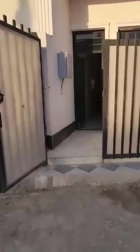 السلام عليكم..  للايجار....
ابو الدشير خط النفط بدايه المنطقه

الشارع العريض

الإيجار 400 قفل

60 متر.. غرفتين فوق

***********
