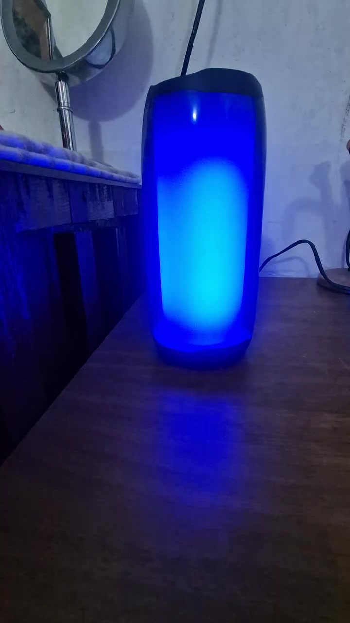 للبيع سبيكر 
🔊 Wekome D31 Wireless Speaker 
• صوت قوي وواضح
• إضاءة RGB 360° مع اضاءات مؤثرة
• اتصال لاسلكي Bluetooth
• يدعم USB + Micro SD + AUX
• مناسب للبيت والرحلات والمناسبات
بيه كسر بسيط بالغلاف الخارجي مامؤثر عليه
السعر (( 30 )) الف وبيه مجال بسيط
للتواصل على الرقم *********** وبيه واتساب
العنوان بغداد
