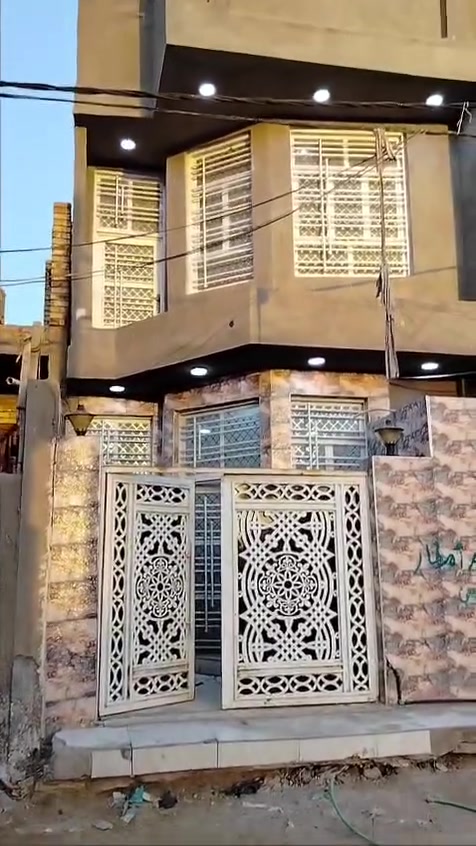 سلام عليكم دار سكن للبيع مساحه 100م طابقين مسلح يحتوي الطابق لارضي غرفه نوم  وصاله وستقبال وصحيات ومطبخ والطابق الثاني نفس لي جوه مكان البيت حي الزيتون قريب ع شارع 20  لاستفسار لاتصال ع لارقام ***********   ***********
