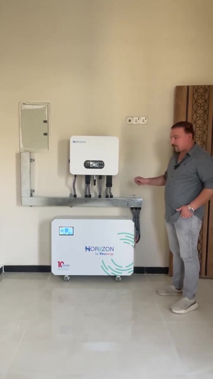 ☀️⚡ منظومة هورايزن لمؤسسة حكومية تابعة لوزارة الداخلية

ضمن أعمالنا في تجهيز المؤسسات الحكومية، تم تنفيذ منظومة طاقة شمسية حديثة لإحدى دوائر الجوازات في بناية جديدة، بتصميم وتنفيذ هندسي متكامل من شركة أبراج المهندسين.

🔋 مكونات المنظومة:
• إنفيرتر هورايزن 8 كيلو واط
• بطارية هورايزن 32 كيلو واط
• 10 ألواح LONGi Hi-MO X10 بقدرة 650 واط للوح
• هيكل ميكانو مصمم ومثبت وفق متطلبات الموقع

منظومة مصممة لتوفير طاقة مستقرة وموثوقة للمبنى، مع الاعتماد على مكونات عالية الكفاءة وتنفيذ هندسي دقيق.

📞 ***********

🏢 شركة أبراج المهندسين للطاقة الشمسية
📍 ديالى – بعقوبة – شارع الدفاع المدني
مقابل معرض خريسان للسيارات
