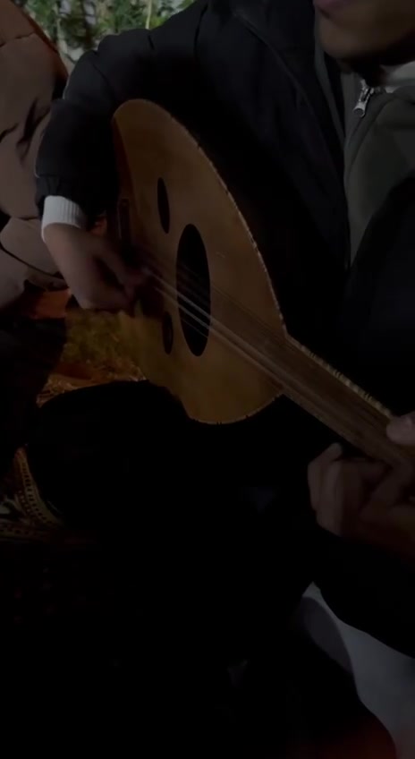السلام عليكم
عود سوري زرياب
نضيف ومرتب
يي ضرر مابي
وصوته كلش حلو مرفق بلفديو صوته
رقم صاحب العود ‏‪***********‬‏ مبين علي لشراي يتصل
