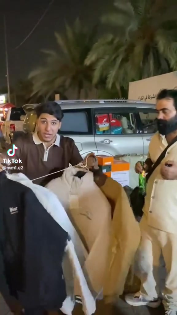 ملابس • بدون تفاصيل