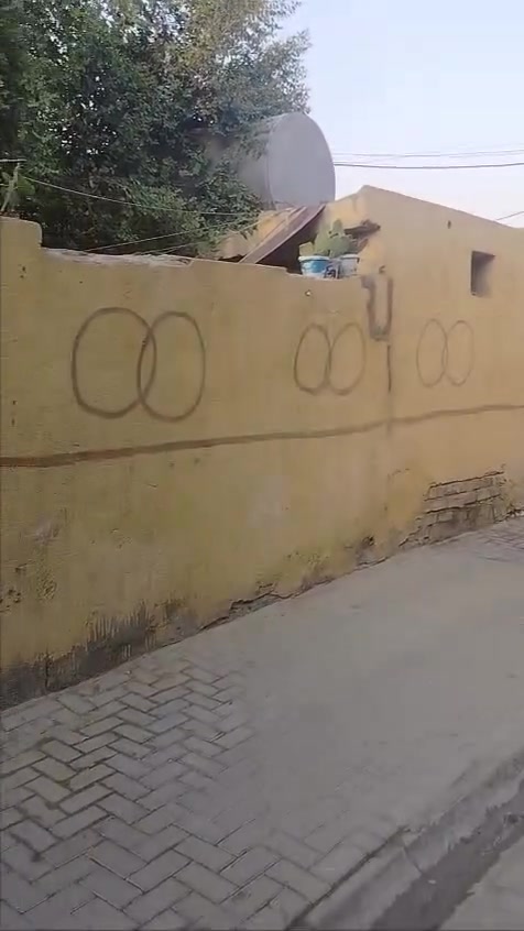 سلام عليكم بيت طابو صرف طابقين بيت مساحته ٢٠٠ مكاني بغداد حي نصر قرب شارع سوك ***********
