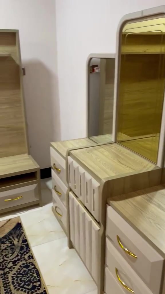 غرفة نوم مستخدمة قليل للبيع  نظافة 10/10 ديالى ناحية السلام 
للأستفسار ***********
