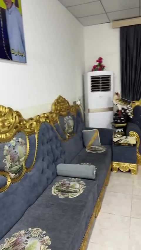 🏡 فرصة استثمارية وسكنية لا تُعوّض | منزل للبيع في مجمع القرية الأنكليزيه
هل تبحث عن السكن الراقي والراحة التامة؟ منزل أحلامك بانتظارك في موقع مميز وبمواصفات بناء رقم واحد!

​📌 تفاصيل وعقارات العقار:

​المساحة: 200 متر مربع.

​الموقع: بصف الركن – شارع عريض بعرض 15 متر.

​الحالة: جاهز للسكن الفوري.

​🏗 التصميم والمعمار (درجة أولى):

​عدد الطوابق: طابقين متكاملين.

​الواجهة: حجر حلان فاخر وبناء عصري.

​غرف النوم: 4 غرف نوم واسعة.

​الاستقبال: صالة استقبال فخمة وفسيحة.

​الخدمات: 3 مجموعات صحية متكاملة.

​الخارج: حديقة منزلية مرتبة.

​💰 السعر وطريقة الدفع:

​السعر: السعر الكلي 160 مليون 

يباع بمقدمه 65 مليون بيه مجال 

وباقي المبلغ يدفع على شكد اقساط شهريه 549 ألف شهري بدون قسط سنوي 

​📞 للتواصل والاستفسار أو لمعاينة المنزل:

​رقم الهاتف: [***********)***********]

​الموقع: مجمع القرية الانكليزيه
