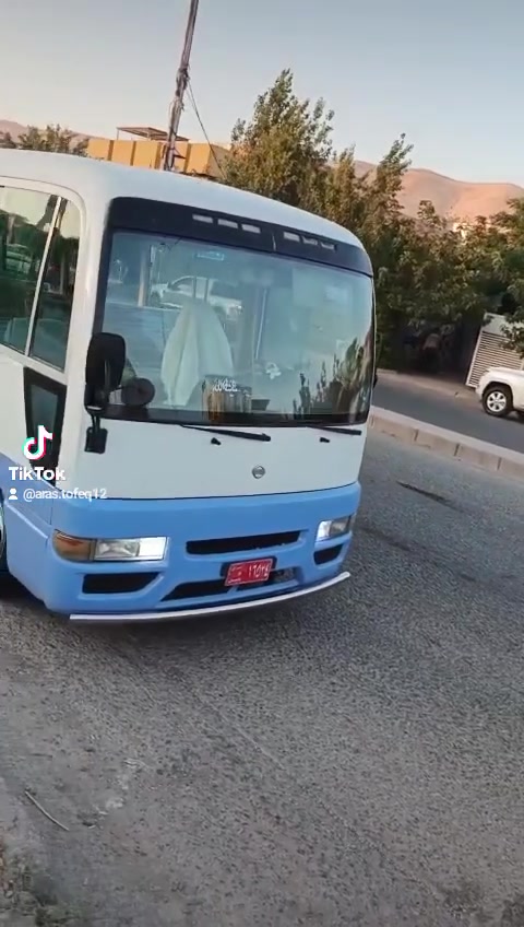 سلاو ..نیسان مۆدیل ٢٠٠٢ .سه نه وی جنوبه .مه کینه ی ئه ڕنه به .کیرو مه کینه ی به شه رت ته قه وره قه ی تیانیه سیڤه ی جامه کانیشی گۆراوه .٢گه رمیه ته بریدی کۆمبیسه ری بیوه نیه.شینه که ی بۆ جوانی بۆیاخه سبیکه ی ٢به له بۆیاخی تیایه.سه فحه ی زۆر ریکو جوانه له ڕه سماجۆنه به ڕه و رویش وایه ..مالی دۆسته.نرخی ...٨٥گه له و معامه له ...له گه ل ریزمازانیاریکانم هه کوی نوسیوه بیخوینه وه ینجا تیلکه ...بۆ به بوه ندی ***********..***********...له که ل ریزما بۆ ئه دمین
