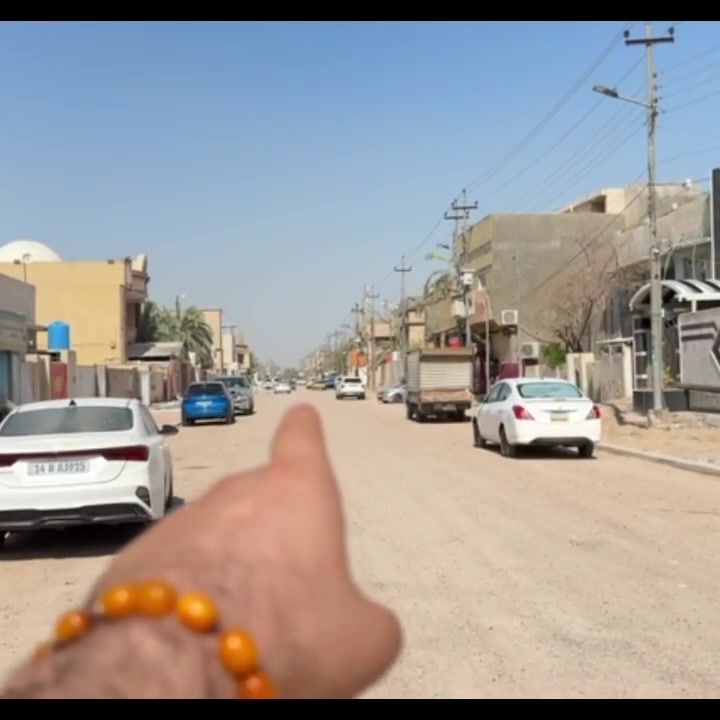 🏡 بيت هيكل للبيع – الجمعيات الثانية

📍 الموقع: الجمعيات الثانية – مقابل خدمات
🛣️ نافذ على شارع 20م، وبظهر الشارع الرئيسي
📐 المساحة: 218م²
🏗️ 3 طوابق – بناء درجة أولى
🔨 واصل لمرحلة التشطيب النهائية

الطابق الأول:
• كراج + صحيات خارجية
• مطبخ حار
• استقبال وصالة كبيرة
• حديقة داخلية مع شلال
• غرفة ماستر كبيرة مع Dressing Room

الطابق الثاني:
• 4 غرف، واحدة ماستر
• صالة كبيرة
• حديقة داخلية مع شلال
• صحيات شرقي وغربي

الطابق الثالث:
• غرفتان، واحدة ماستر
• صالة كبيرة
• صحيات شرقي وغربي

📊 ملخص العقار:
🛏️ 7 غرف نوم – 3 ماستر
🛋️ 3 صالات كبيرة
🏛️ استقبال كبير
🚿 صحيات موزعة على الطوابق
🌿 حديقتان داخليتان مع شلالات
🚗 كراج

✅ كهرباء وماء ومجاري
✅ ملبوخ من الداخل + صبة نظافة
✅ بناء درجة أولى
✅ مقابل خدمات

💰 السعر: 500 مليون دينار

⚖️ مكتب عقارات الأصيل – مجاز قانونياً
📞 ***********
