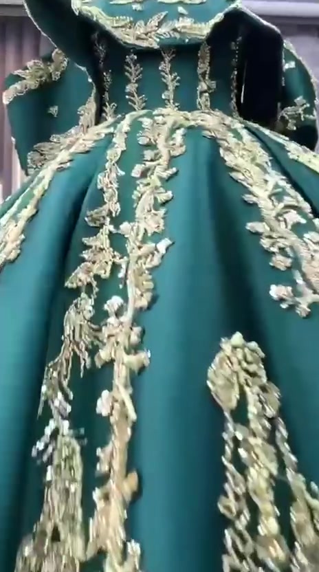 لاصحاب صالون بيع بدلات نظيفة 
***********
