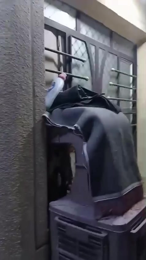 بيت المساحه 85متر طابقين
البناء طابوق
طابق الأول يحتوي على غرفه نوم وحمام وتواليت داخليه
واستقبال وتواليت خارجيه ومطبخ حار بارد 
الطابق الثاني يحتوي على غرفتين نوم وحمام وتواليت
موقع البيت خلف مدينه الشموخ علمآ ان البناء داخل
الشموخ كهرباء ومجاري وخطين ماء من الشموخ
للاستفسار الاتصال على هذا الرقم
***********
