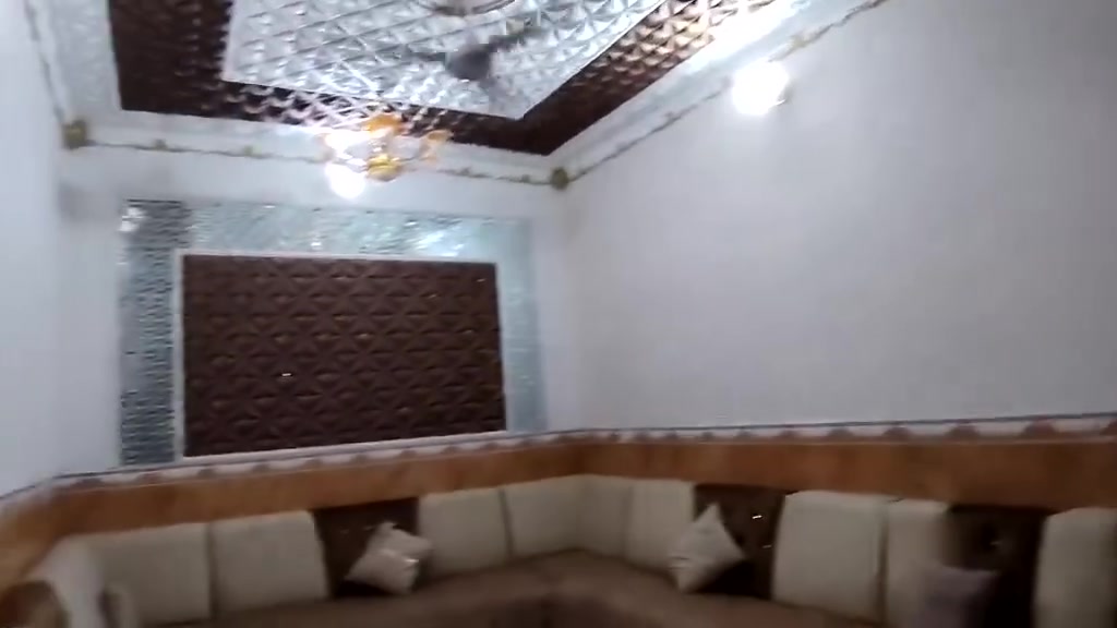 السلام عليكم بيت للبيع مساحه 143متكون من صاله غرفتين نوم مطبخ استقبال صحيات خارجيه طابق اول طابق ثاني غرفه بيتونه العنوان حي الحسين قرب موسى المختار للأستفسار ***********
