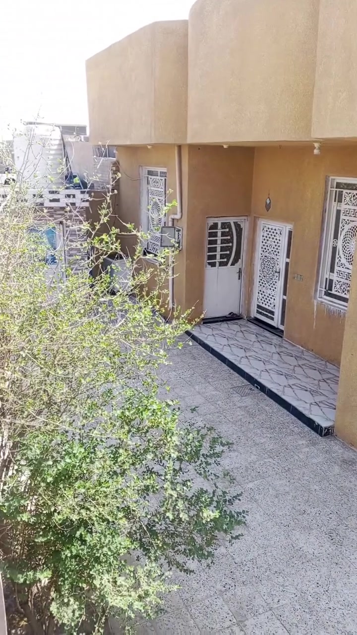 سلام عليكم بيت للبيع كوت نواب ضباط قرب مدرسة القلم بيت مساحة 250 متر بناء حديث طابوك زراعي مسجل ضمن البلدية 
استقبال 
صاله 
مطبخ 
غرف اثنين 
صحيات خارجية 
السعر 35
رقم موبايل ***********
