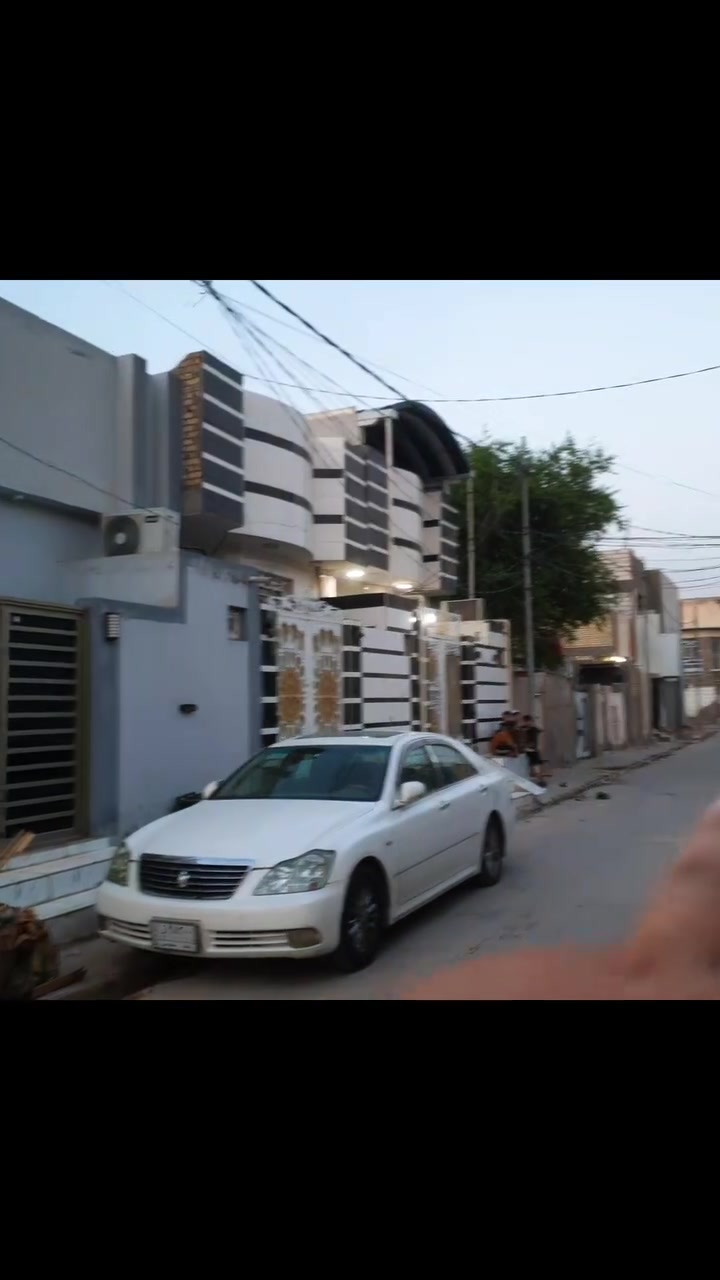 االهم صلي على محمد وآل محمد بيت منطقت 23قريب 22مفتوحه على شارعين 12  البيت مساحه 100متر بناء درجه اولى البيت مكون من ستقبال وصاله ومطبخ وغرفه نوم وسويت داخلي وحمام خارجي وممر  البيت بناء درجه اولى سراميك مرمر بروسلين سحبات بناء 2026 اي ستفسار الاتصال على الرقم ***********
