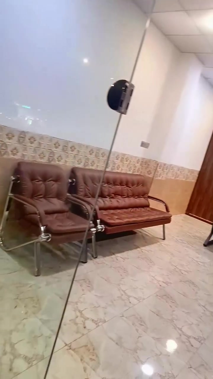 السلام عليكم
ميز مكتبي قياس 2م مع ملحق جانبي
تخم مكتبي جلد حديد قوي جداً 7 مقاعد
للبيع .. غير مستخدم مجرد مشدودات. 
السعر 
مليون وربع. ***********
***********
