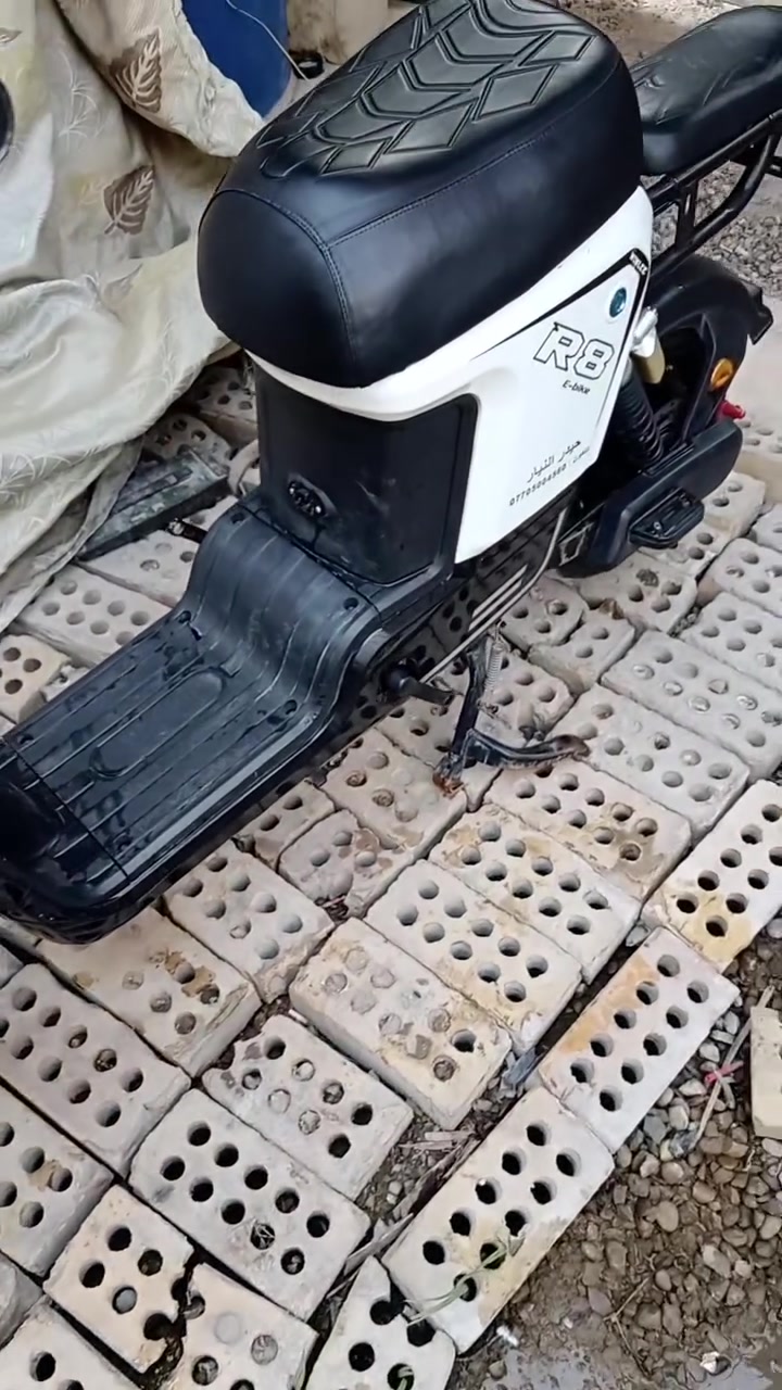 السلام عليكم دراجه ار ثمانيه شحن خمسه بطاريات السعر ٣٥٠ قفل دراجه كامله زوج تايرات جدد....... ***********
مكان بغداد حي أور قرب صباح الخياط
