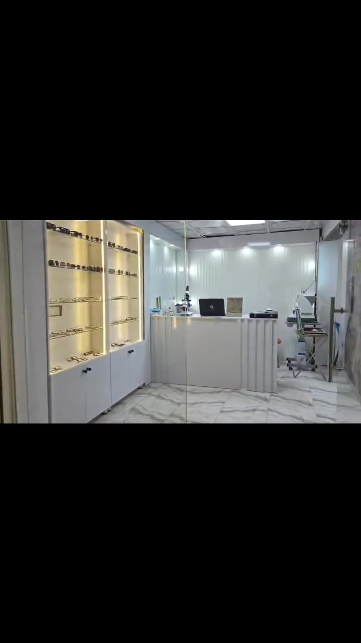 خمس فاترينات شغل درجه اولى mdf + ميز يحتوي على 2 جرارات
قياس الميز ميز mdf شغل درجة أولى 
طول 2 متر، ارتفاع متر، عرض 60 cm
يحتوي مجرات عدد 2

قياس الفاترينات
قطعتين
طول 209cm
عرض 94

3 قطع 

طول 228
عرض 110
للتواصل ***********
