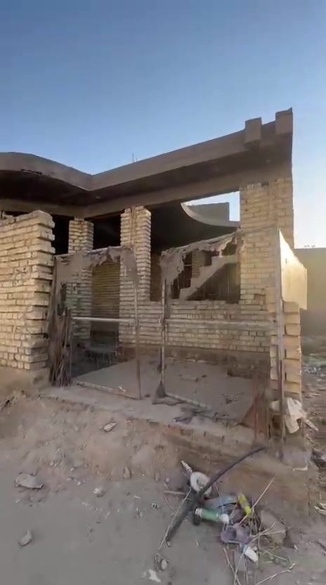 السلام عليكم حبايب هيكل للبيع بزوير المساحه ١٠٠م مربع ١٠x١٠ بناء درجه اولى صب كونكريت مسلح اساس وسقف طابوك جمهوري على الشارع الرئيسي مال الغسل وخارطه كلش مرتبه يحتوي على استقبال وصاله ومطبخ وغرفه  وصحيات ٢التواصل والاستفسار الرقم ***********

