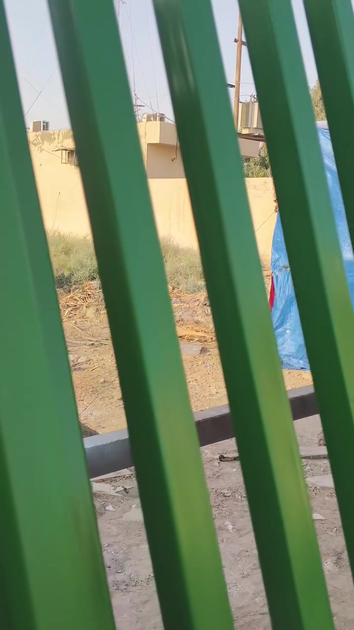السلام عليكم حداد متنقل اشتغل ابواب شبابيك سقائف جينكو سندويش درج خارجي محجرات ميوزه محميات ابراج الي عنده شباك طاك نرمايد واجهات محلات كلشي نشتغل وانسب الاسعار انشاء الله  ***********
