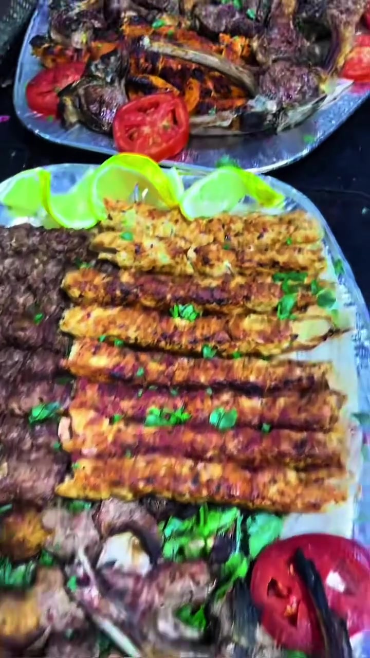 ركن المشويات عمي سلام عليكم كمنه منشتغل صواني صغار هاي اليوم جا واحد عنده خطار شوف كدامك الترنيب والجمال سوينه له حتى هو زبون ضل دايخ بلترنيب والجمال  العنوان الغربيه مقبل مجمع كوين هاوس للتسوق المنزلي التواصل ***********
