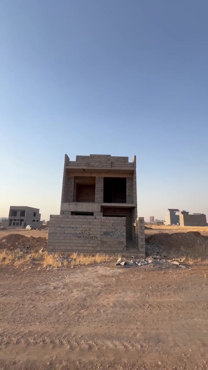 هەیکەل بۆ فرۆشتن لە گەڕەکی ٨ی حەسارۆک
 ڕووبەر: ١١٩ مەتر
 نرخ: ٤٧,٠٠٠$ (٤ دەفتەر و ٧٠ وەرەقە) - لەگەڵ کەمێک ڕێکەوتن (مەجال)
بۆ وەرگرتنی زانیاری زیاتر و پەیوەندیکردن:
***********

هيكل للبيع في حي ٨ حصاروك
 المساحة: ١١٩ متر مربع
 السعر: ٤٧,٠٠٠$ (٤ شدات و ٧٠ ورقة) - قابل للتفاوض
للمزيد من التفاصيل ومعاينة العقار، يرجى الاتصال على الرقم:
***********
