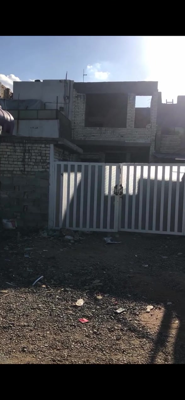 سلام عليكم.                                                                 هيكل مساحة ٨٠ متر طبو صرف ماسس كهرباء                       ماسس بوراي اساله بس طبق لاول ماسس                             يحتوي ٣ غرف نوم مطبغ وصاله منور حمام داخلي.               حمام خارجي ماسس كهرباء ماي عدك تشجير ١٣ متر.            سعر البيت ١٣٠ رقم ***********
