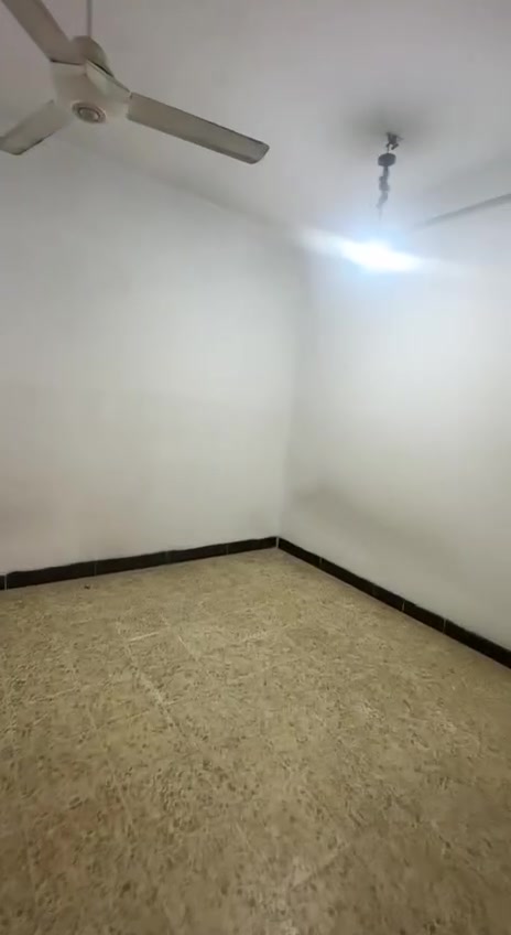 شقة طابق ثاني للايجار 🛑 🛑 🛑 🛑 🛑
في حي الوحدة 
مساحة 100 متر 👉 👉 👉 👉 
بناء نضيف 
تتكون من غرفتين نوم وهول وصحيات ومطبخ وبيتونة 
السعر 225 قفل 
قرب جامع عبدالرزاق 
للاتصال والاستفسار 
***********
***********
