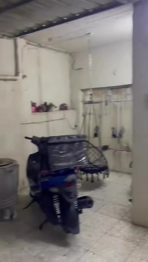 السلام عليكم
بيت للبيع مساحه ١٤٤ واجه ٨ ونزال ١٨ 

مدينه الصدر قطاع ٤٦ مقابل سوق عريبه قريب ع شارع

يتكون من استقبال وصاله ومطبخ وغرفه وملحقات 

الطابق الثاني ٤ غرف نوم وملحقاته 

الاستفسار الاتصال ع رقم ***********
