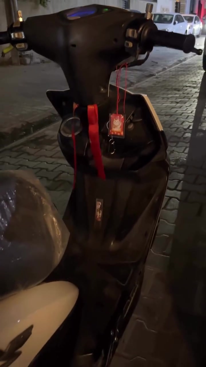 يالله ماكس حديث سرعه 120 نوزل الدراجه خير من الله شلعه ومعدل بس بيها العداد شاشته محروكه و البجم بس ألم بسيط الدراجه نكره بكل وقت بيها صالنصه رياضي اصليه اجتي وياها مصارلها اسبوعين من نزلت من الحاويه و الكسر مال بجم من نازله كاسريها الدراجه طلاعات وبيها مانع سرقه سكليتر خطين السعر 1400 وبيها مجال والله شاهد ديبيعوها ب 1450 و 1500 لان حديثه الاستفسار ***********
