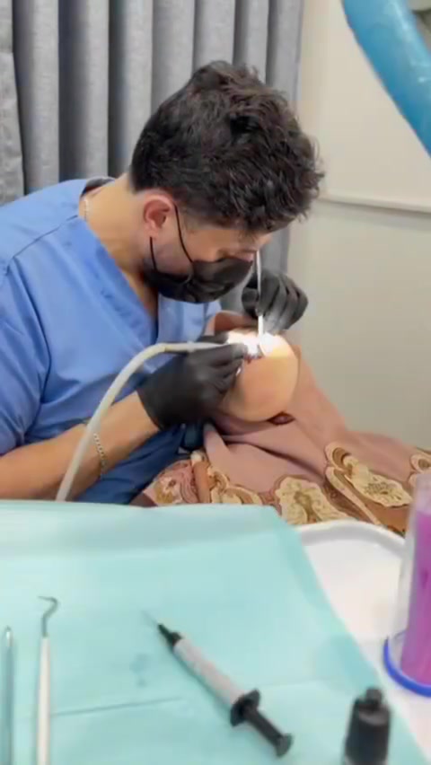 نرحب بكم في قسم الأسنان المتكامل، حيث نجمع بين الخبرة الطبية وأحدث التقنيات لضمان حصولكم على ابتسامة صحية ومشرقة تليق بكم.
​نقدم لكم أفضل الخدمات العلاجية والتجميلية بعناية فائقة وبأيدي نخبة من الأطباء المختصين:
​🦷 تنظيف وتلميع الأسنان: إزالة الجير والترسبات وحماية اللثة للحفاظ على بياض أسنانك ونضارتها.
​😁 تقويم الأسنان: تصحيح إرجاع الأسنان وإغلاق الفراغات للحصول على صفة أسنان مثالية ومتناسقة.
​💎 الحشوات التجميلية: ترميم الأسنان المتضررة أو المتكسرة بمواد عالية الجودة تطابق لون أسنانك الطبيعي تماماً وبدون أي أثر ظاهر.
​📍 العنوان: الشعلة - تقاطع جسر الشعب - قرب مرطبات لعيونك.
​📞 للحجز أو الاستفسار، يرجى الاتصال على الأرقام التالية:
***********
