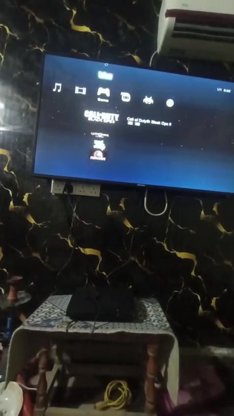 السلام عليكم بلي 3 للبيع كامل هارد 500 داخل وهارد 500 خارجي موجود اللعاب داخل الهارد مثل ما موضح بالفيديو تكدر تخلي اللعاب بعد بي هواي مع 4 يدات كلهن شغالات وكيبل HD وكيبل شحن اليدات السعر 150 وبي مجال حق الجيه
 للتواصل واتساب فقط ***********
