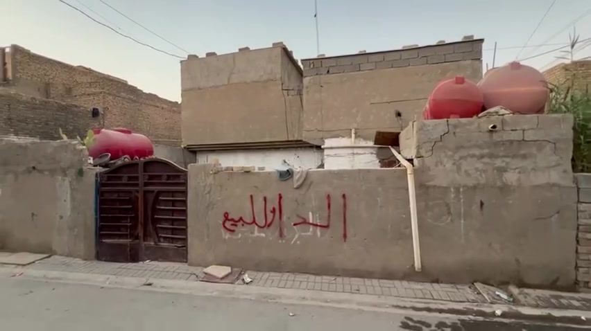 السلام عليكم بيت للبيع المساحة 150 الواجهة 10والنزال 15البيت شوي ناصي من الشارع بيت بي 3غرف ثنين جوة وغرفة فوك كاملة جديدة واستقبال ومطبخ وترك وصحيات ثاني بيت عن الشارع العنوان حي المنتضر للستفسار *********** بي واتساب اني مكلف بلشنر أتصل ع صاحب الرقم
