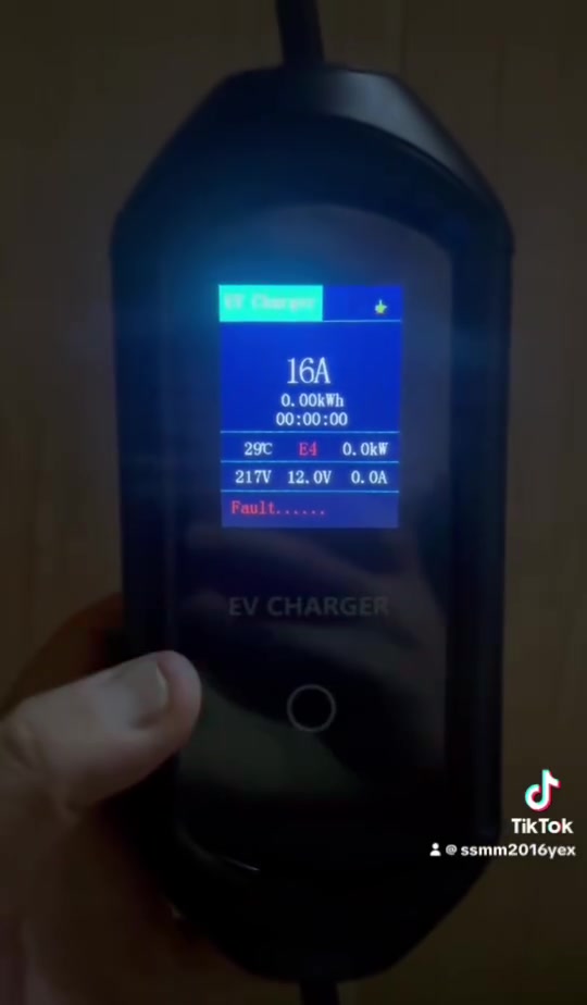 شاحن BYD رقم وتساب*********** بي واي فاي 🛜 تتحكم بلشاحنه بلموبايل 16 امبير متغيره تكدر تشغل اليرث و طفي و بي نضام حمايه وضمان سنه استبدال
