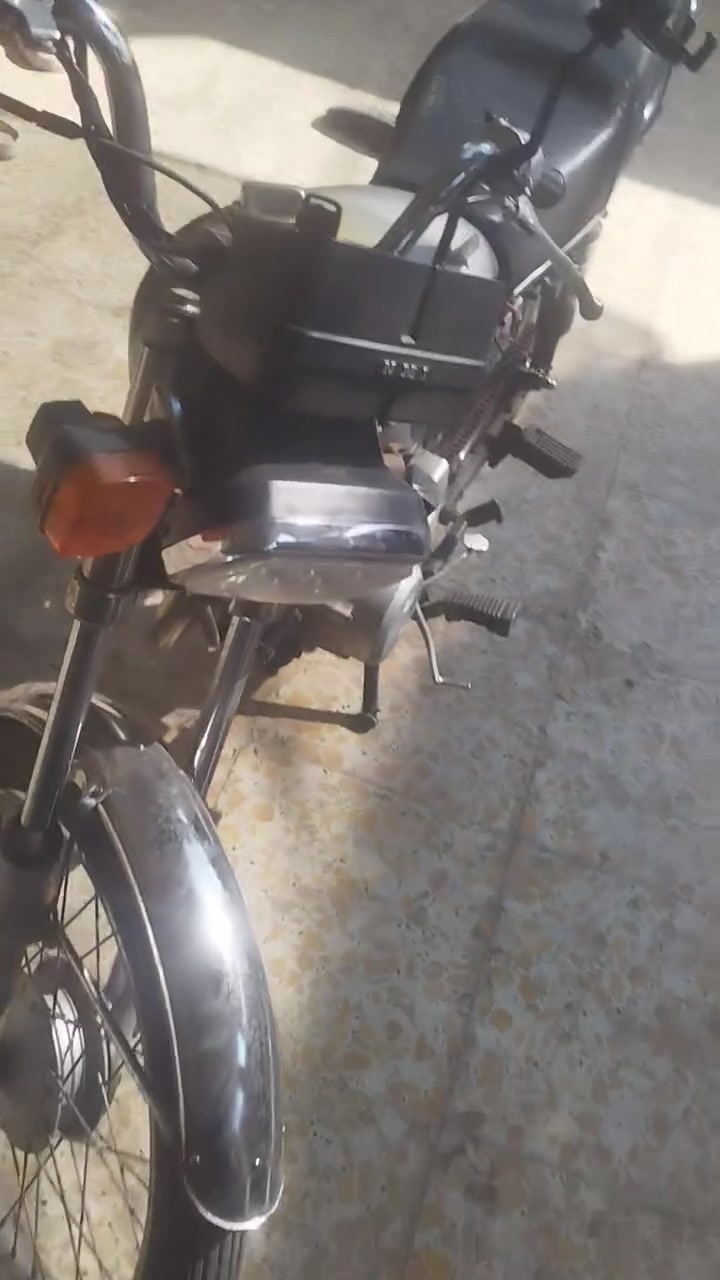 السلام عليكم شلونكم حبايب دراجه للبيع ادوات ادوات الدراجه ما مفتوحه المكينه دراجه نهضه نخبل وسرعه عاليه سعرهه550 وبيهه مجال رقم التواصل *********** العنوان اربع شوارع قرب مستشفى الثقلين
