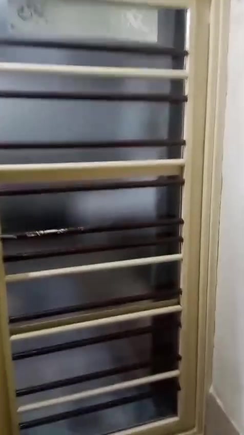 عليكم بيت مساحته 215 متره يحتوي على غرف نوم 3او ستقبال او مطبخ او صاله او مكشوفات 2او صبابه جبيره او صحيات داخل او خارج معه مشتمل مساحته 75متره يحتوي على غرفتين او مطبخ مفتوح على اصاله او صحيات داخل او صبابه زغيره العنوان نجف كوفه علوة الفحل تنينهن السعر 38اوبيهن مجال اتصل ابهاذا الرقم ***********‬‏
