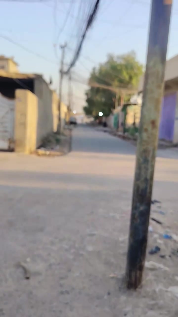 السلام عليكم بيت للبيع مساحة 150 متر ركن يبعد عن الشارع 100 متر اقل العنوان النهروان الدوانم مقابل مطعم ديوان جهة اسألة الماء يحب يراسلي عل واتساب *********** او ***********
